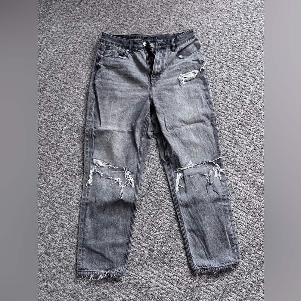 AE grey distressed ankle jeans. Short length.